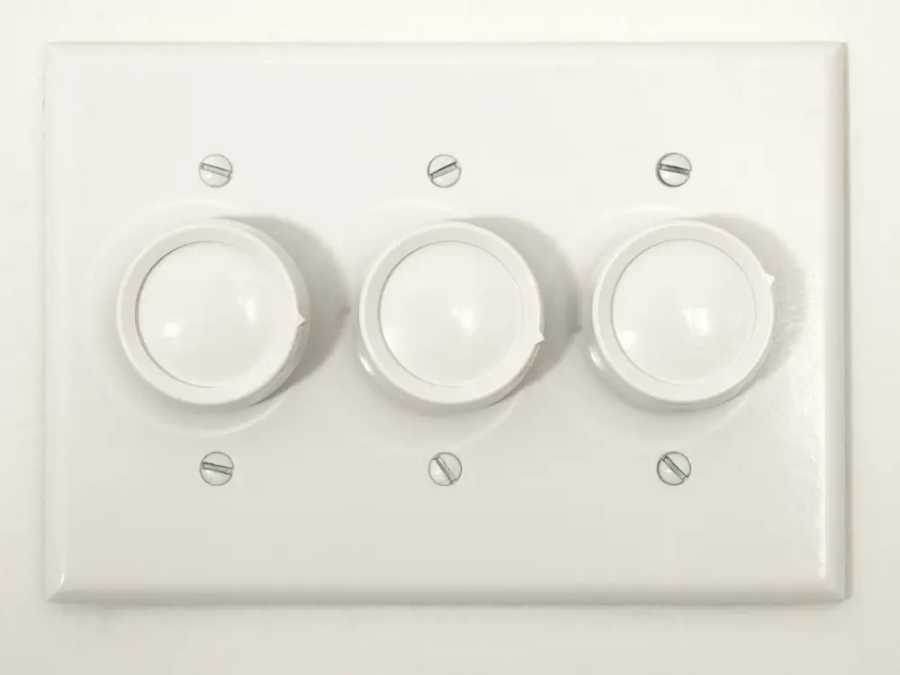 Smart bulbs and dimmers